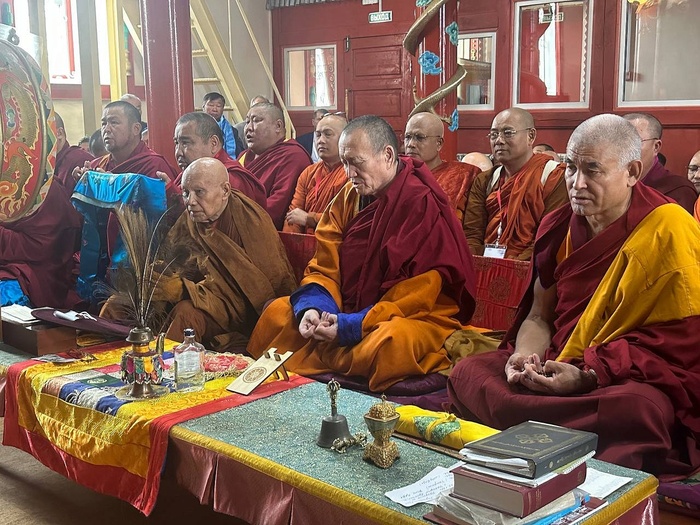 Буддисты со всего мира в Бурятии поклонились нетленному телу Хамбо ламы Этигэлова