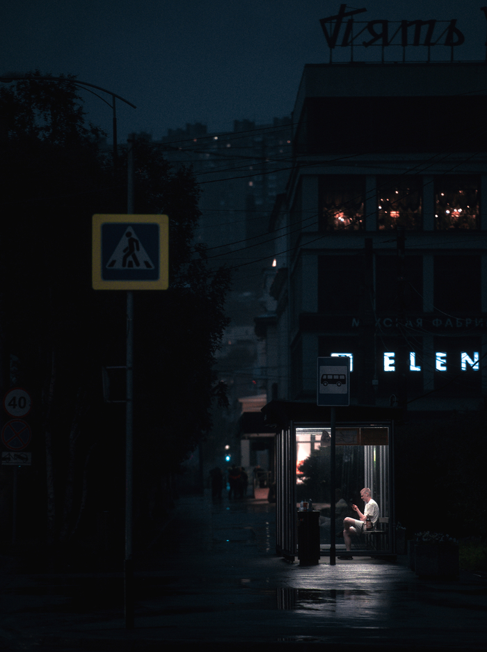 На остановке в центре Мурманска