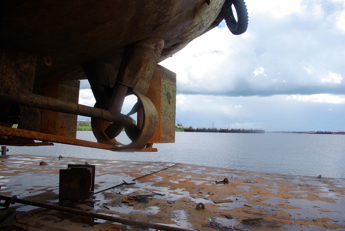 Вода в затоне всегда спокойна.
