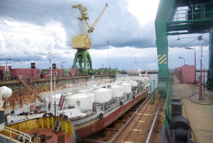 Танкер. ТН-742. построен в 1972 году на Тюменском СЗ. Все еще находится в эксплуатации...