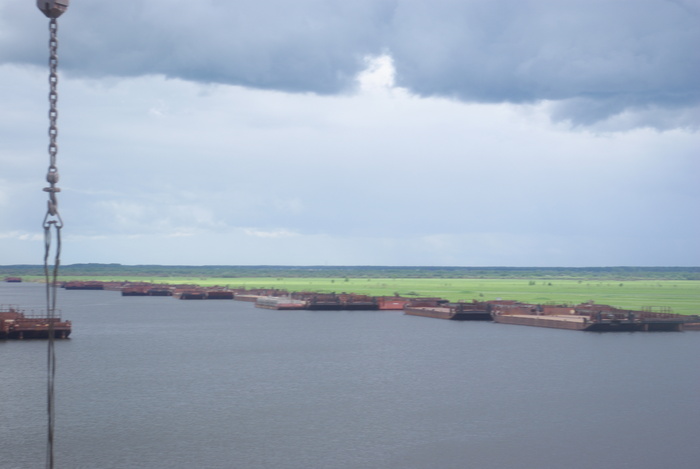 В затоне под сотню барж.