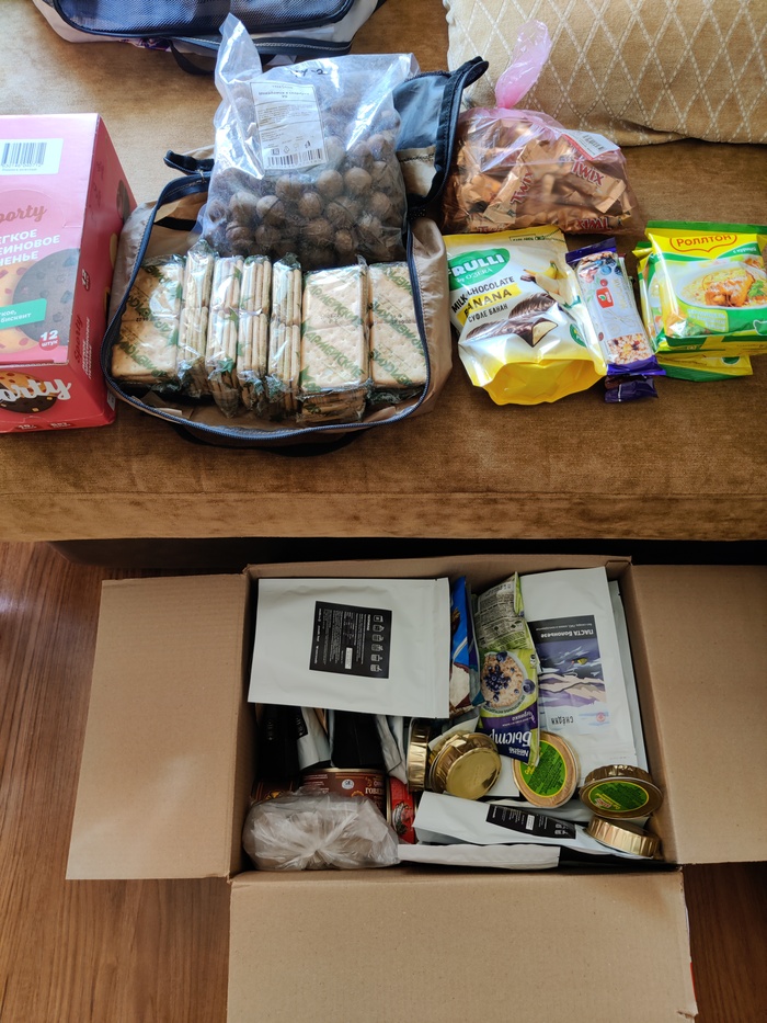 В коробке вся основная еда, утром вытаскивал нужные пакеты на пару дней вперед для удобства