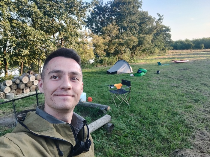 Хорошая открытая поляна, рядом метрах в 20 лесок