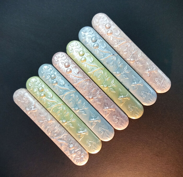 Из белого шоколада с малиной, клубникой и чаем матча