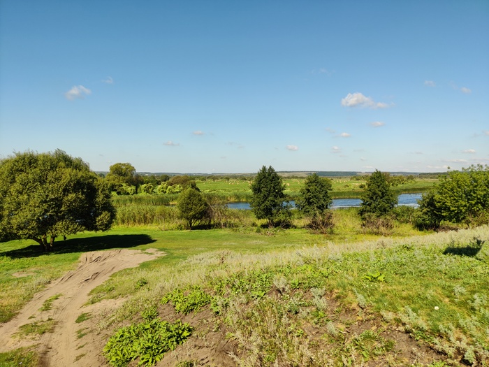 Близ небольшого поселка поднялся на холм, поймал связь, отзвонился родным что все ок