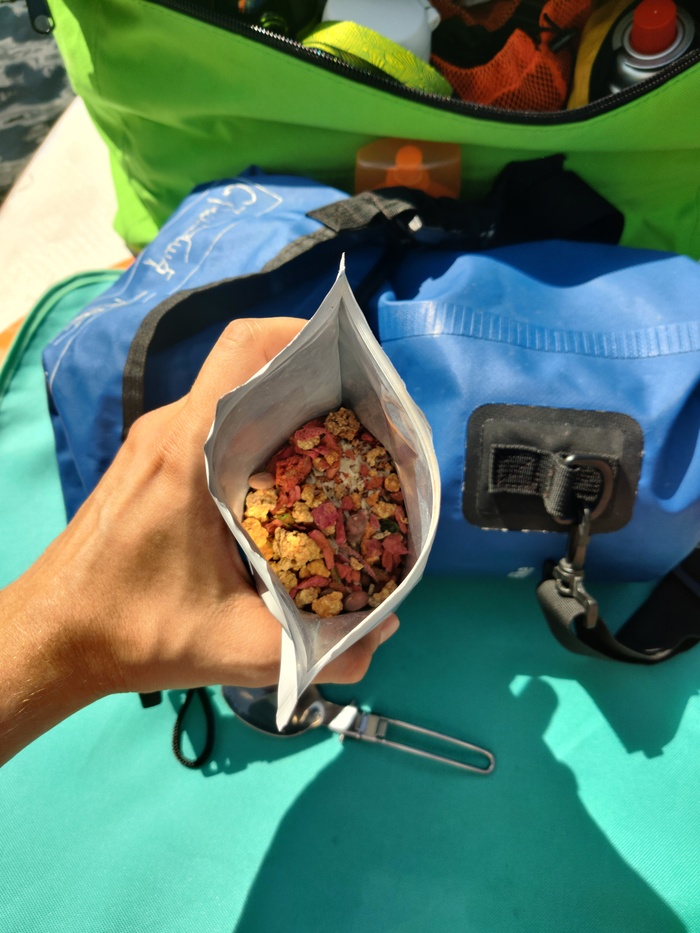 Сублимированный борщ, очень вкусный, мне понравился, порция вообще от души, обожрался