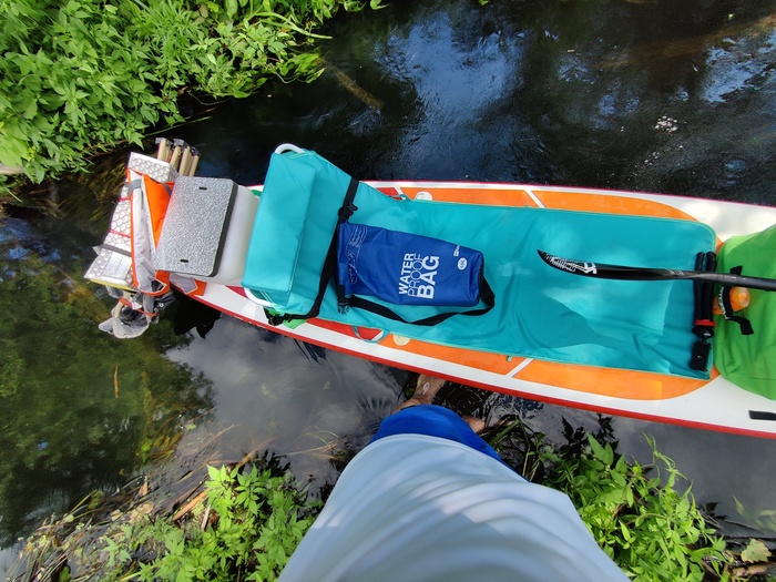 Стою на затопленном бревне, сап уперся плавником