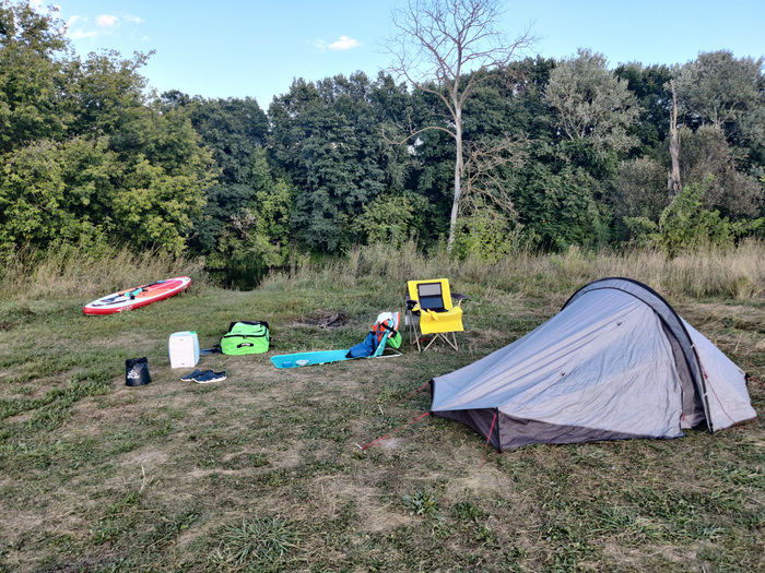 Мой лагерь примерно в 200 метрах от городского пляжа, на стуле заряжается солнечная панель