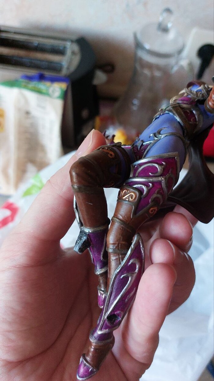 Небольшую царапку в последствии закрасил