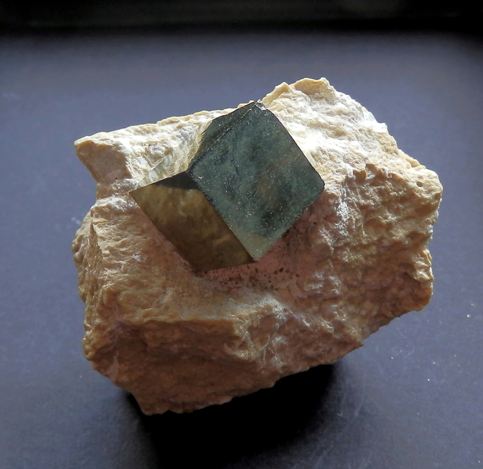 Кубический кристалл в породе. Испания, Рио-Тинто.