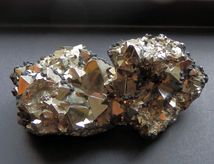 Октаэдрические кристаллы пирита в срастании со сфалеритом. Перу.