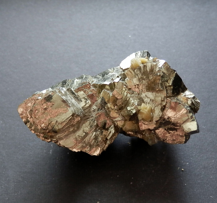 "Блокированные" кристаллы пирита с баритом. Дальний Восток.