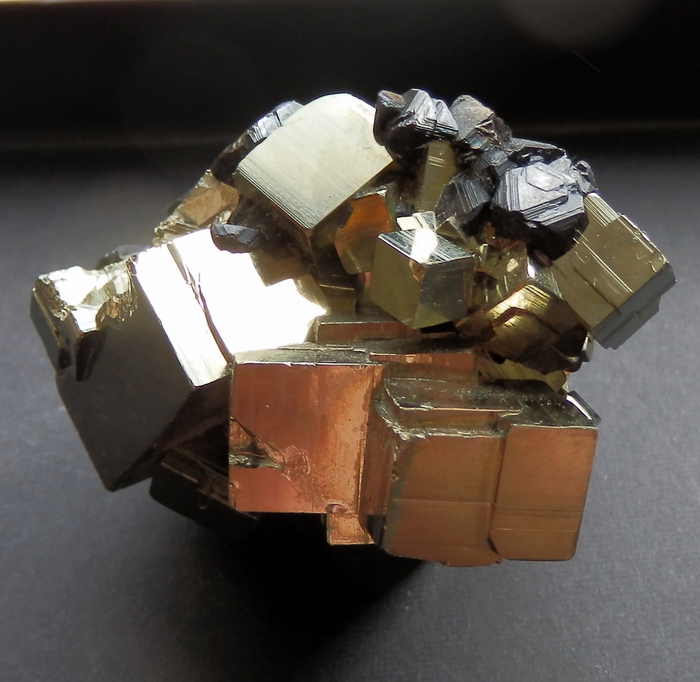 Кубические кристаллы пирита в срастании со сфалеритом. Перу.