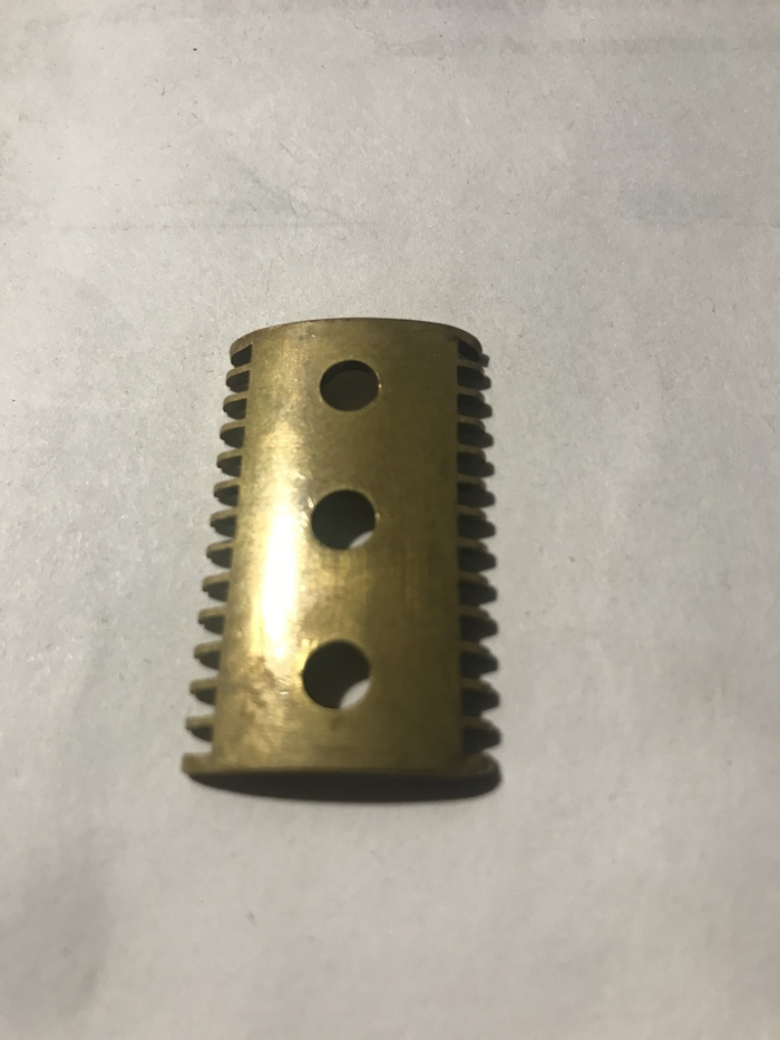 Слегка подзагнуты крайние зубцы