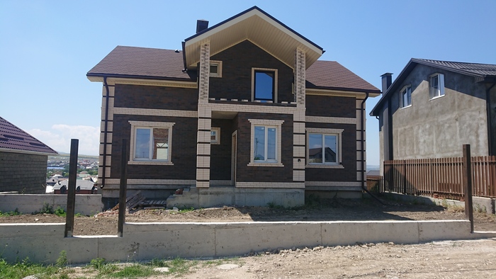 Спереди как полутора этажный. Сзади трех.