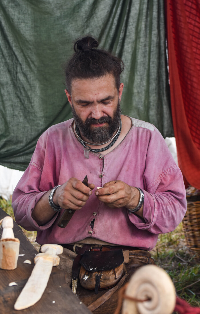 Местный резчик по дереву.