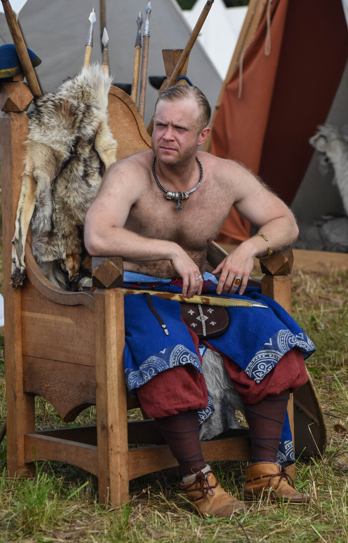 Но мужчина - фактурный.