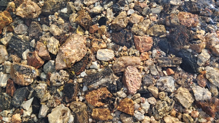 Скопление камешков на побережье.