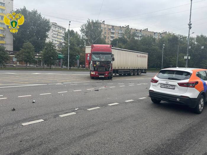 Столкнувшаяся с фурой машина вылетела на тротуар и наехала на маму с ребёнком в Москве Нарушение ПДД, ПДД, Пешеход, Авто, Негатив, Видео, Длиннопост, Авария, Фура, Москва, Волгоградский проспект, Renault, Hyundai, Грузовик, Дети, ДТП