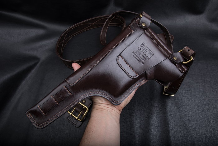 Для дополнительный фиксации внизу кобуры имеются петли для продевания тонкого ремешка или кожаного ш