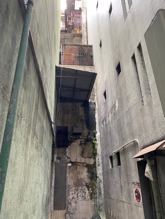 От этого супер странно видеть заброшки здесь, у них каждый см площади на счету!