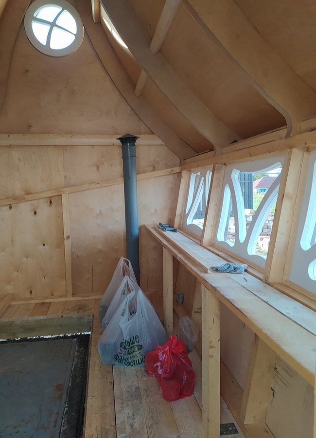 даже с учетом входа в погреб, внутри достаточно просторно