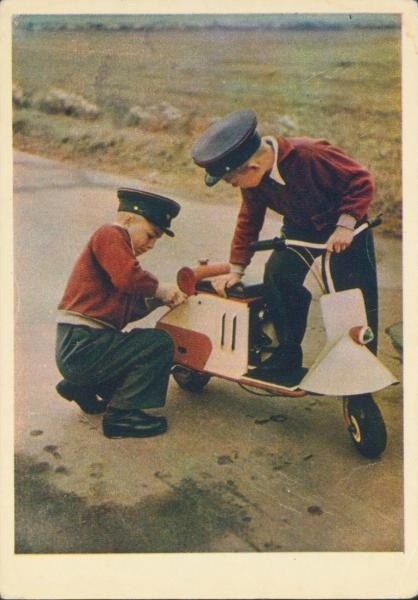 Советские дети на скутере