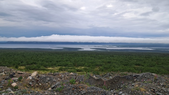 Вид на Умбозеро и Хибины, которые закрыты облаками.