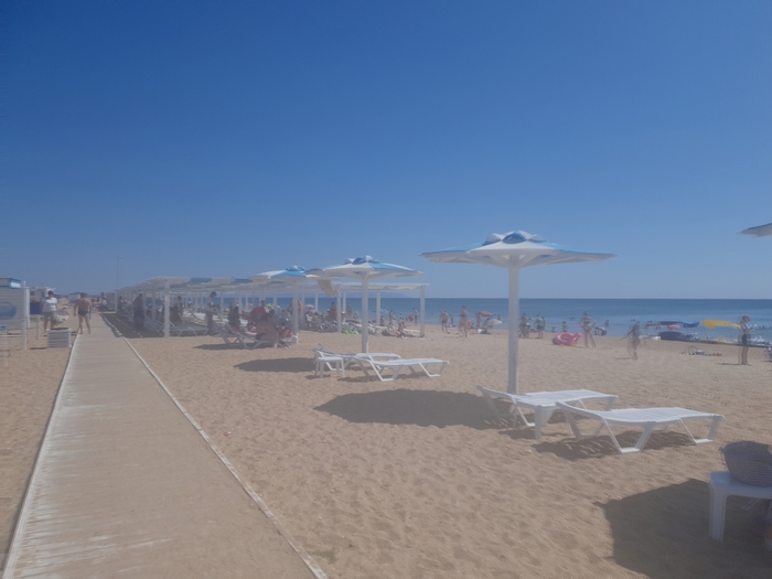 Немного дунул ветер и все в песке :)