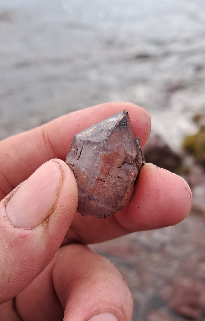 Кристалл кварца (или бледного аметиста) с разными примесями.