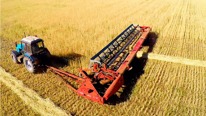 РИС. 5. Валковая жатка в работе. Фото из открытых источников