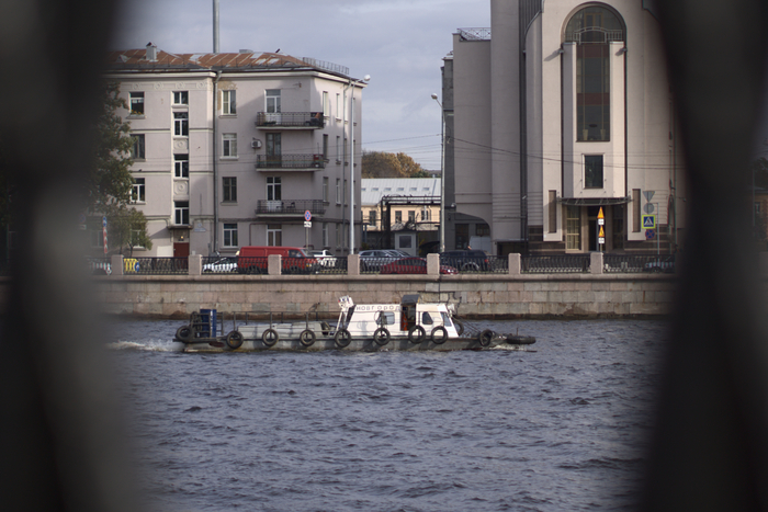 В центре много больших туристических катеров, но в дали от центра чаше вот такие.