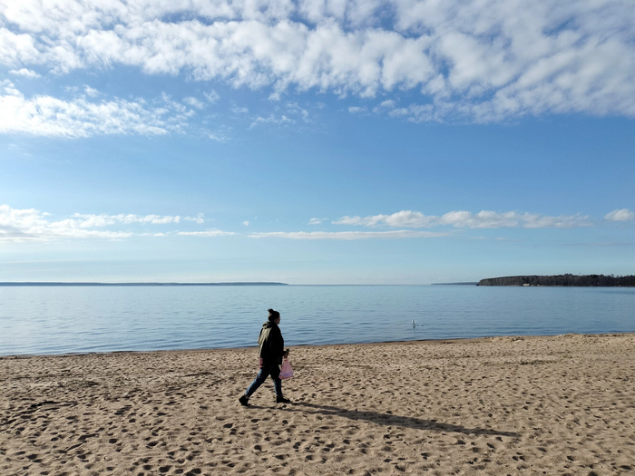 Шуршу по пляжу с шавермами в руках