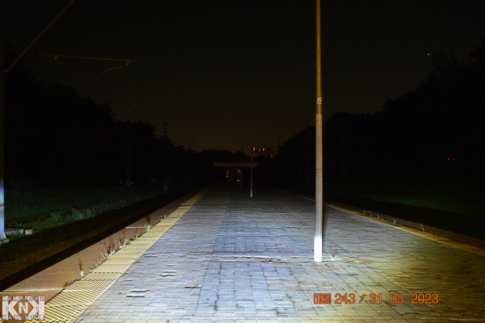 Вид на платформу во тьме ночи