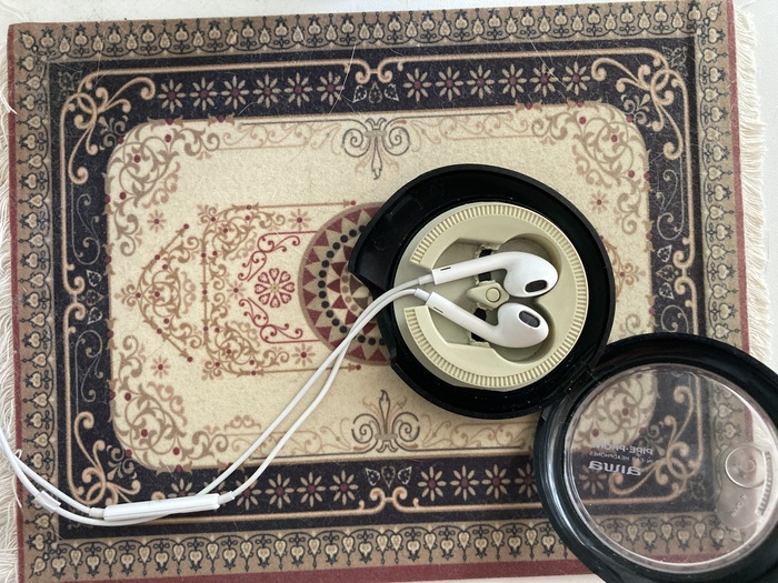 Кладём наушники