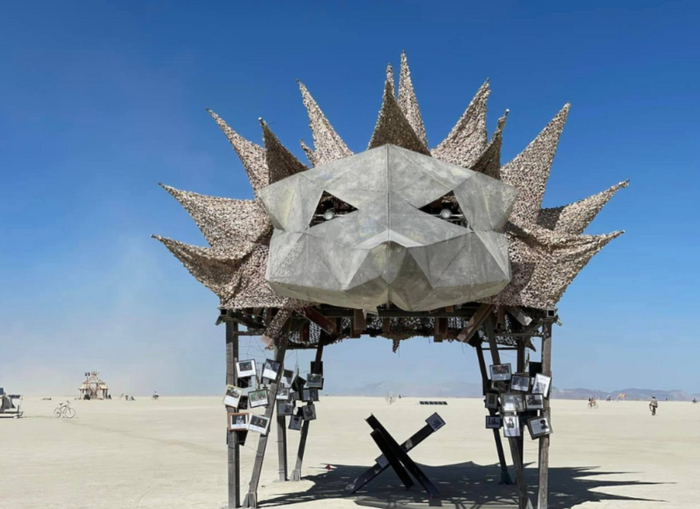 Украинская инсталляция "Храм ежа" из противотанковых ежей, конец августа 2023 г до урагана)