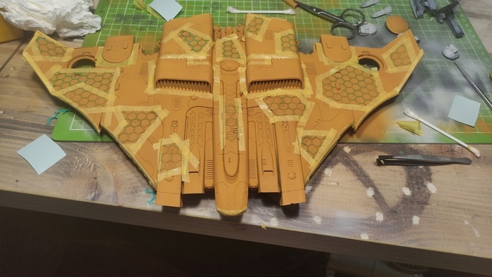 Маски на самоклеящейся плёнке. Дополнительно, проклеил края малярным тейпом и нанес сверху ещё один слой охры. Это нужно для того, чтобы следующие слои краски другого цвета не подтекали под маску и не портили узор