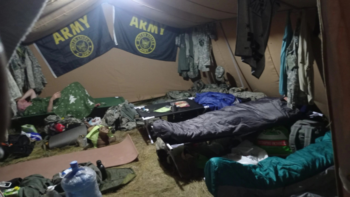 Примерно так выглядела наша палатка изнутри. От ночного переохлаждения меня спасал армейский флис и милый зеленый пледик.