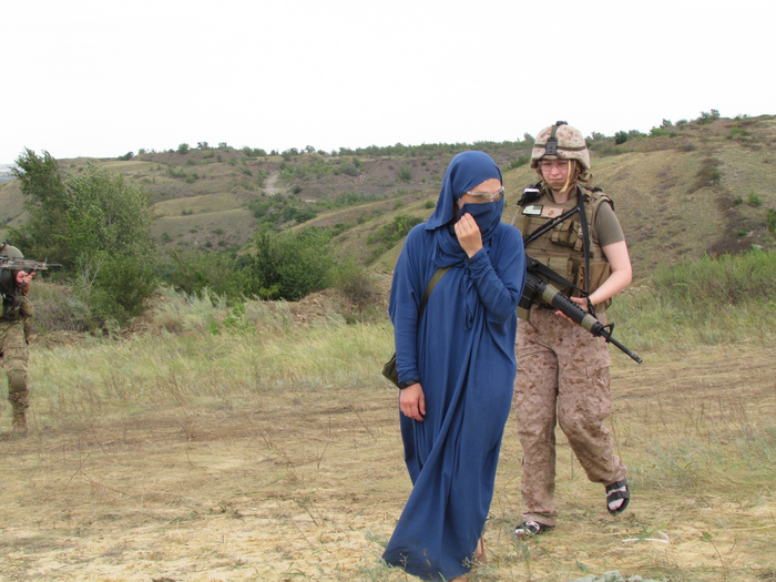 ЕМНИП, эта девушка была беженкой из Сирии, потому проверка документов привела КПП в ступор.