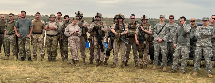 Стартовое построение. Слева направо британская армия, морская пехота США, армия США.