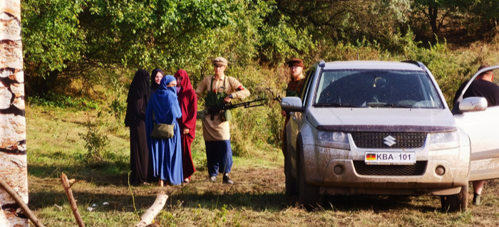 Мирное население и чуть менее мирный пулеметчик.