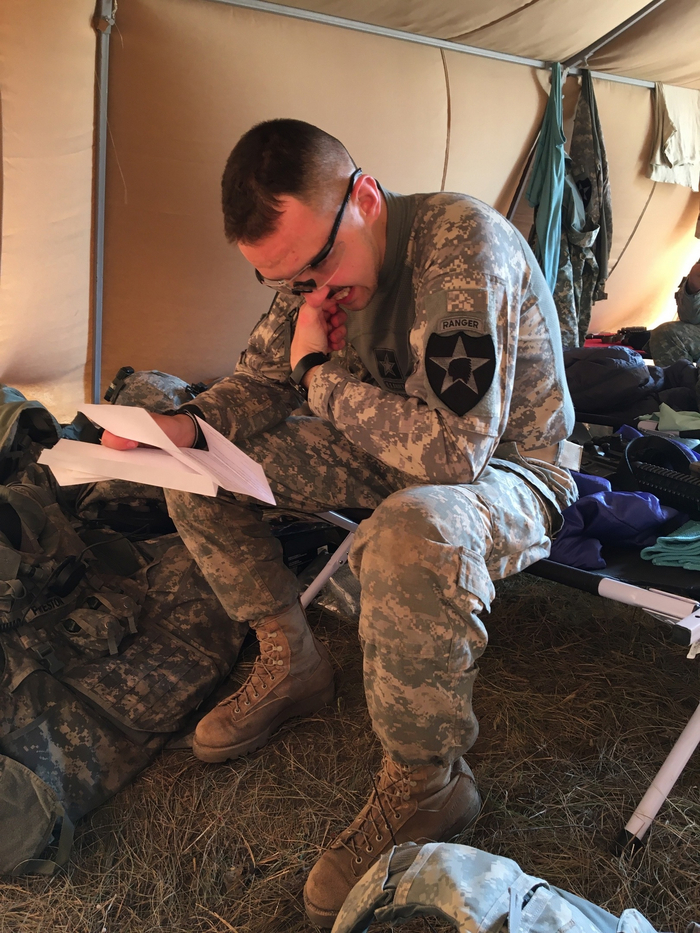 Командир читает письмо.