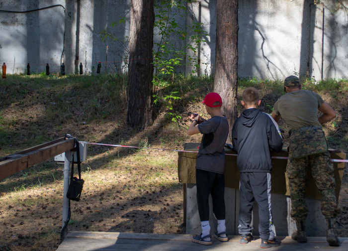 Пострелять по бутылкам