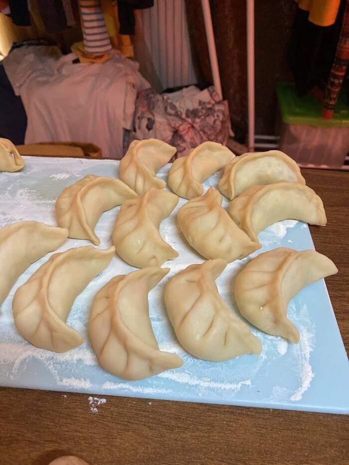 Пока мужа нет, можно и в жилой комнате под телевизор полепить.