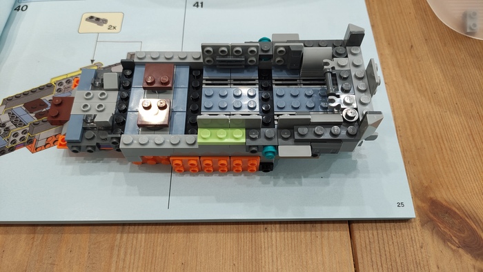 На первом шаге начинаем собирать центральную часть корабля.