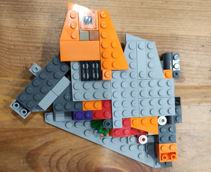 Шестой шаг. Собираем правое крыло. Оно немного отличается от левого.