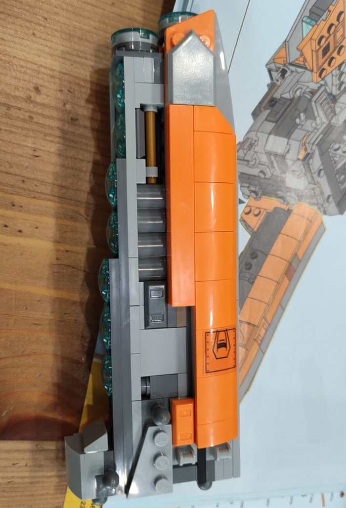 На девятом шаге собираем правую часть хвоста.