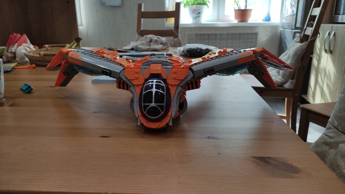 Снизу видно дополнительные крылья. Они могут складываться.