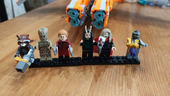 Всего 6 фигурок: Ракета, Грут, Звёздный Лорд, Мантис, Тор, Читаури.