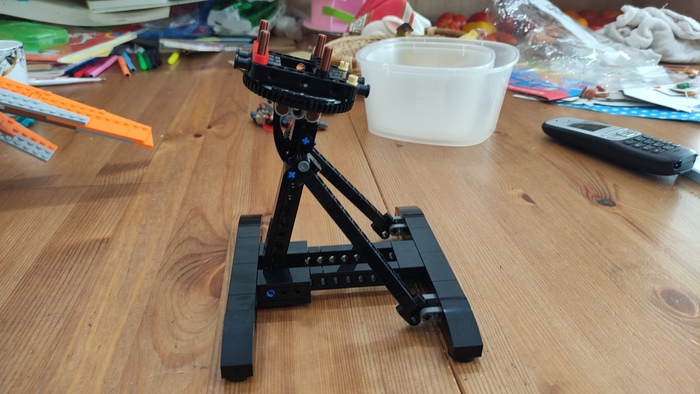 На 14 шаге собираем подставку с вращающейся платформой.